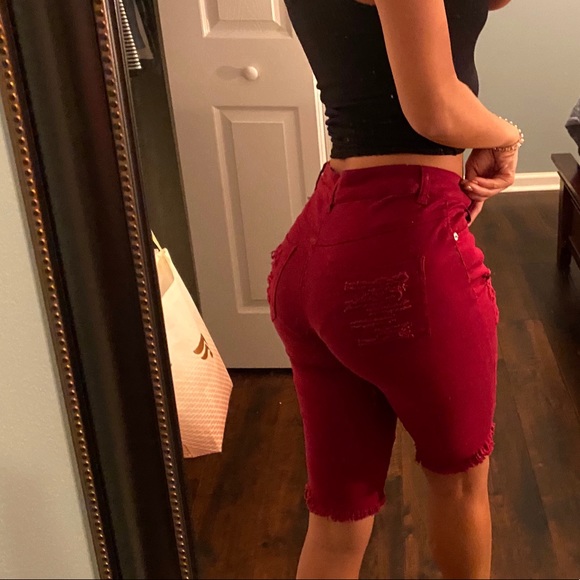 Mid Rise Distressed Capri - Picture 2 of 4